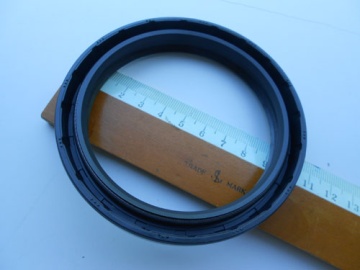 Joint à lèvres - Kubota : L1-18, L1-20, L1-22, L1-24, L1-185, L1-195, L1-205, L1-215, L1-225, L1-235, L1-245, L1-255, L185, L225, L245, L2201
